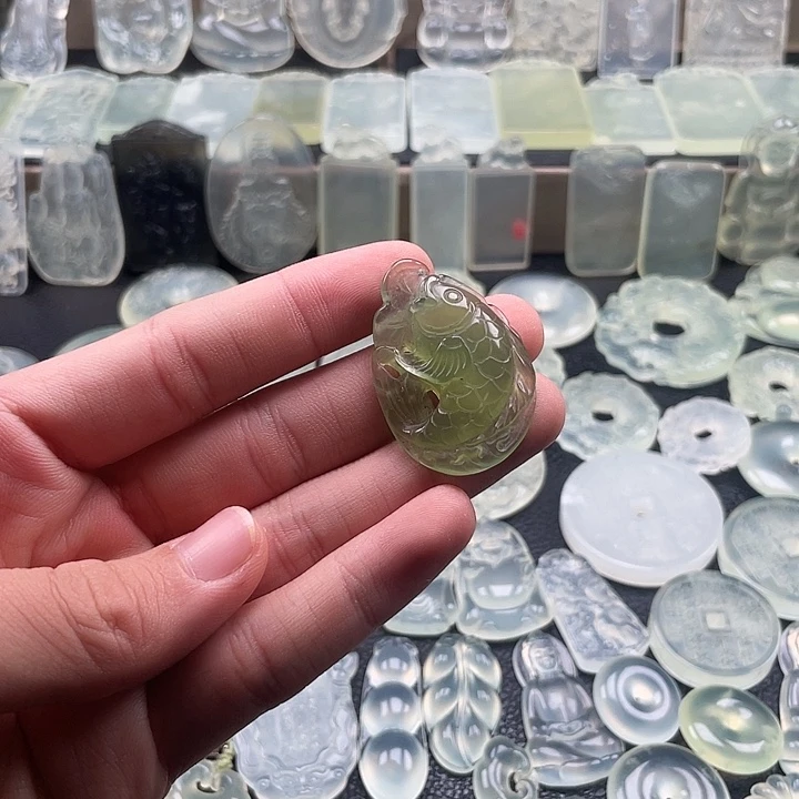 岫玉未镶嵌颈饰鲤鱼