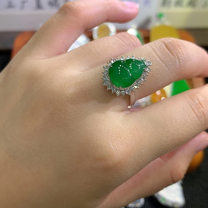 翡翠18K金镶嵌颈饰葫芦