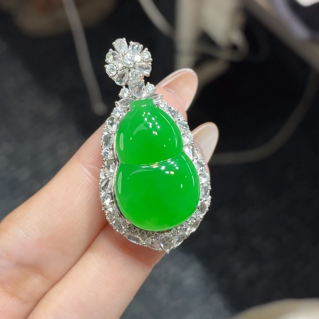颈饰18K金镶嵌翡翠