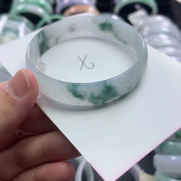 翡翠未镶嵌手镯公主