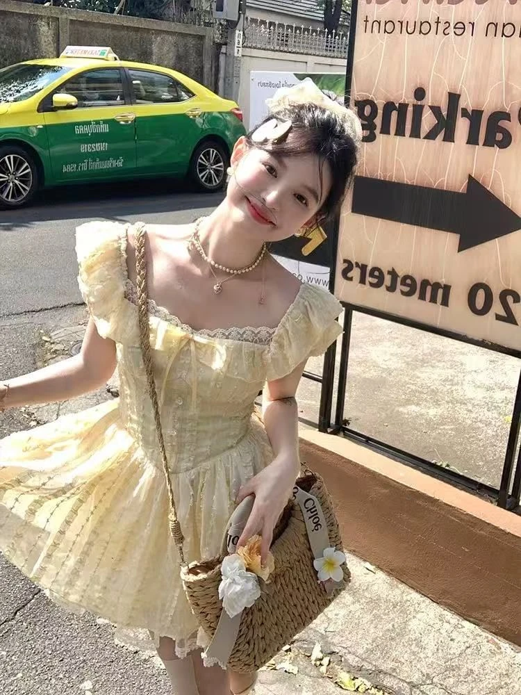 一眼惊艳明亮少女连衣裙夏季2025新款方领收腰显瘦蕾丝边提花短裙