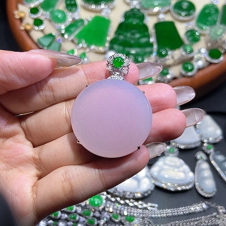 翡翠18K金镶嵌颈饰吊坠