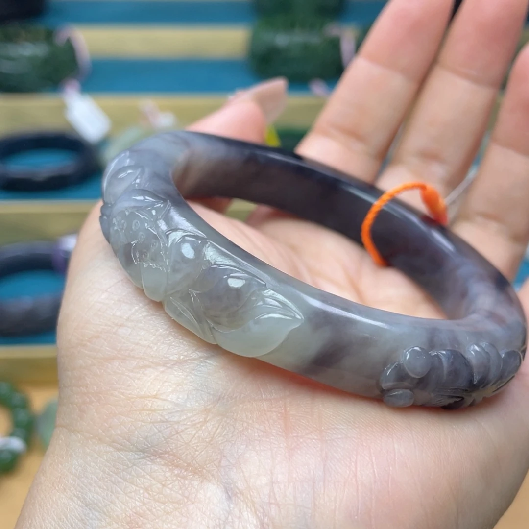 和田玉手镯57+圈口。编号57未镶嵌