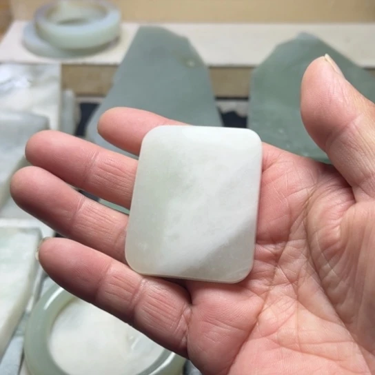 独山玉未镶嵌颈饰