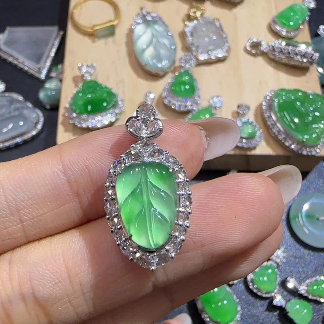 Y***Y颈饰18K金镶嵌翡翠精品