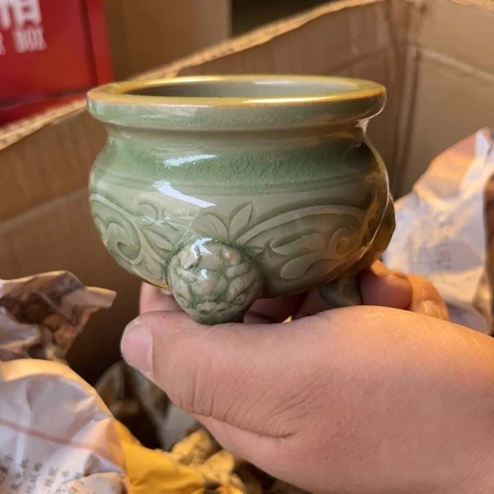 杯青瓷三足小香炉