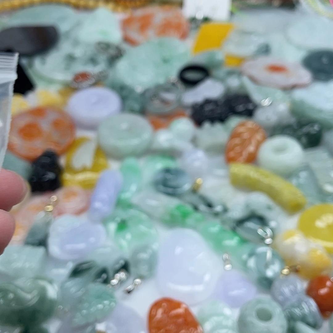 翡翠未镶嵌吊坠(赠链)