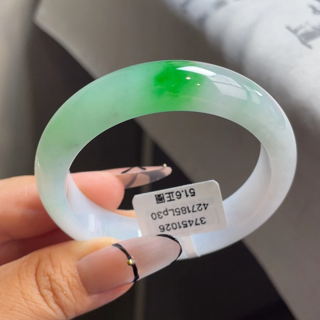 翡翠未镶嵌手镯白底青正圈手镯