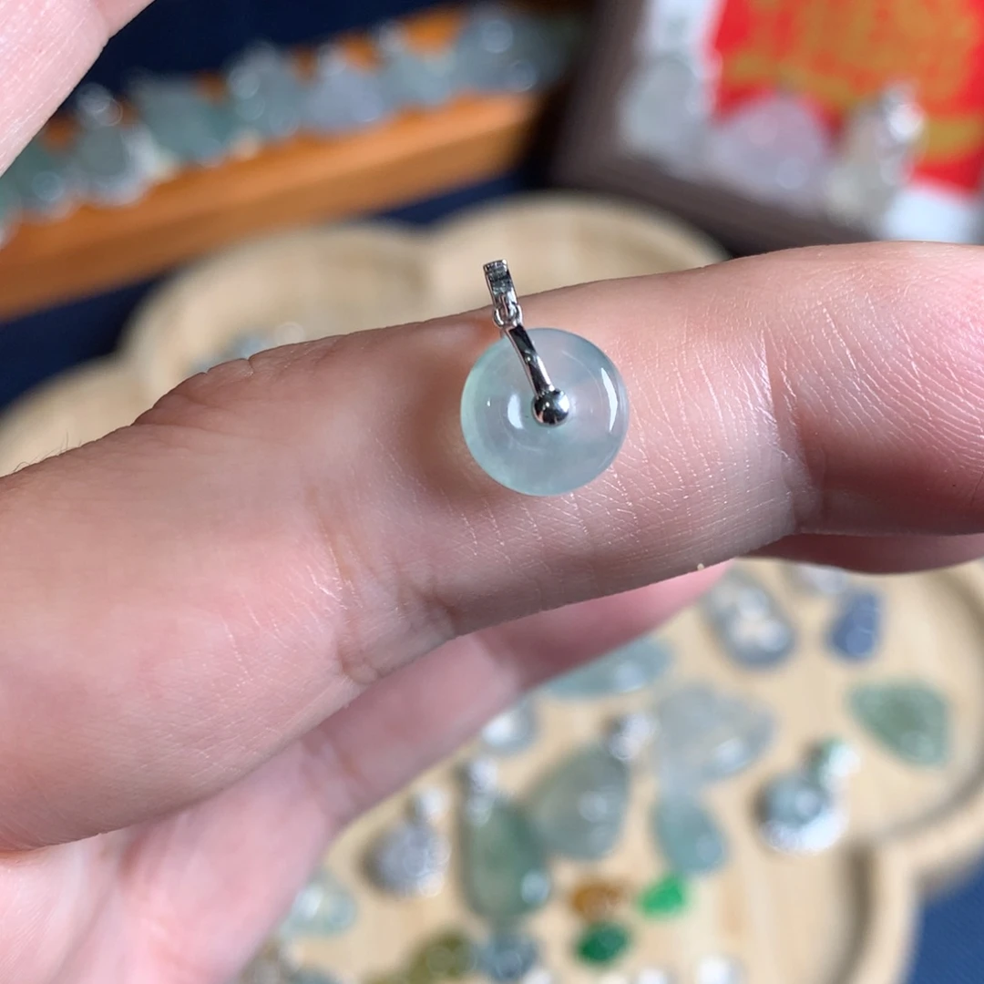 翡翠18K金镶嵌颈饰平安扣