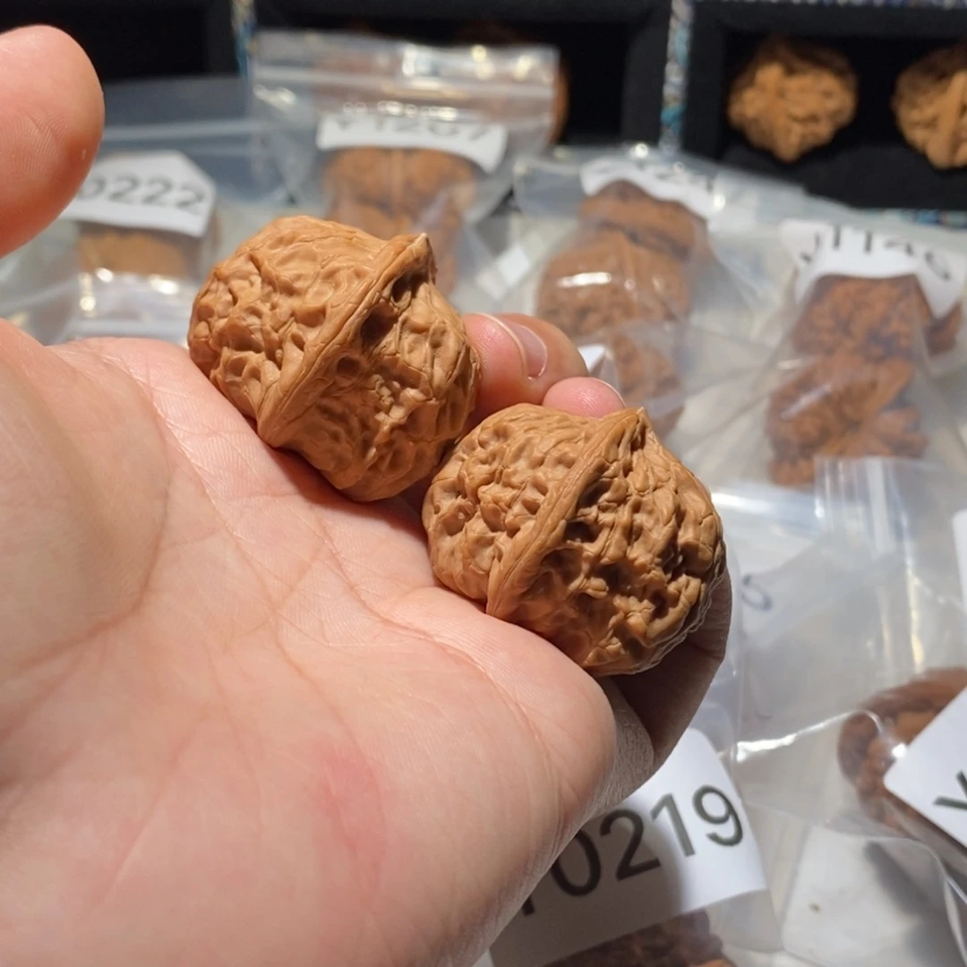 文玩核桃吊坠37全品蜡皮延庆元宝