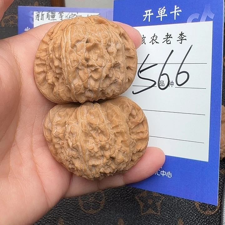 K***k桃核吊坠白狮子43尺全品