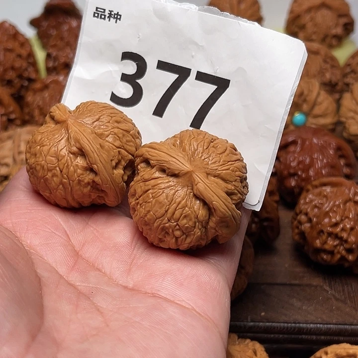 把件桃核乾隆磨 边36。 377