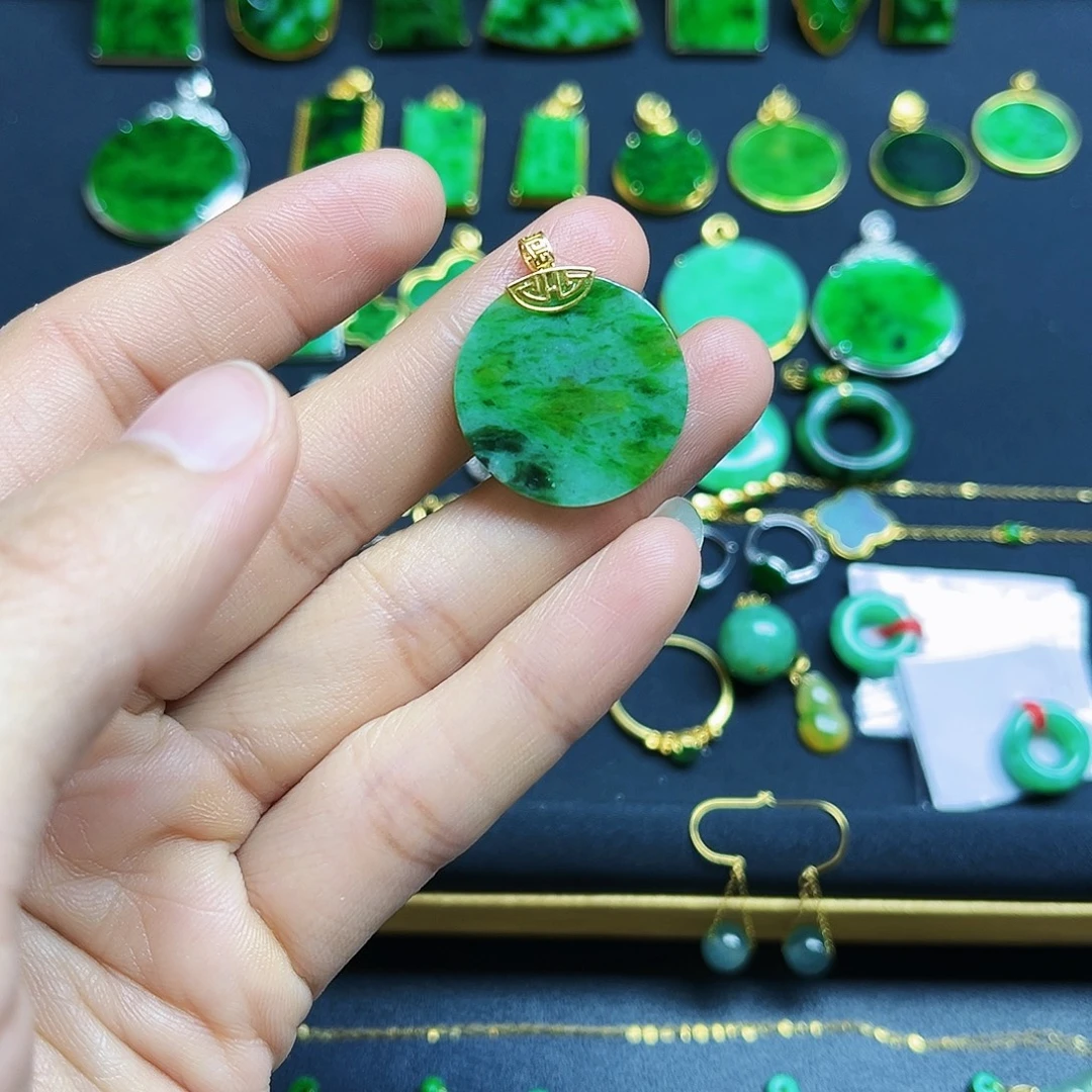 翡翠18K金镶嵌颈饰