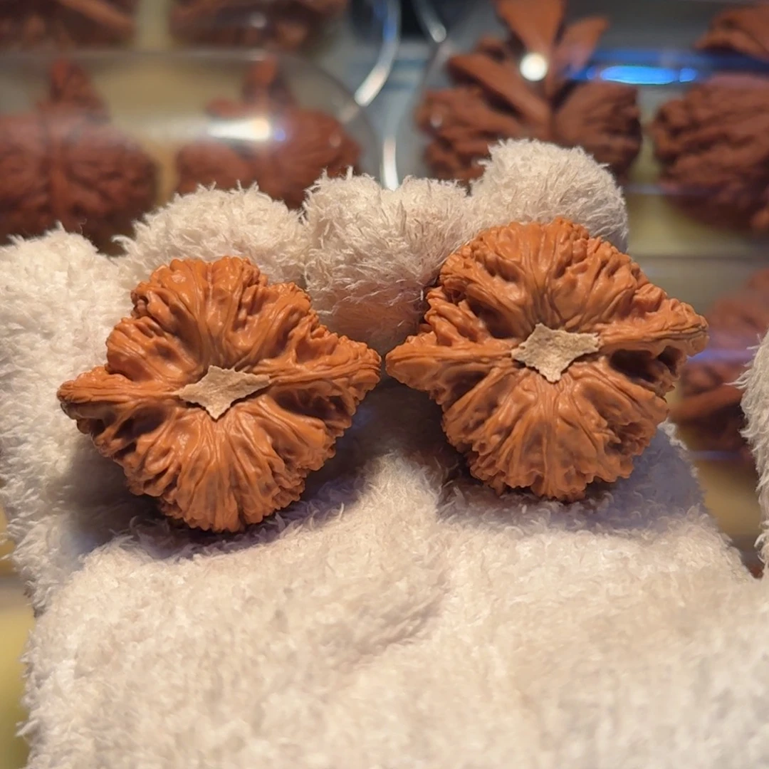 A***d吊坠文玩核桃全品红宝石