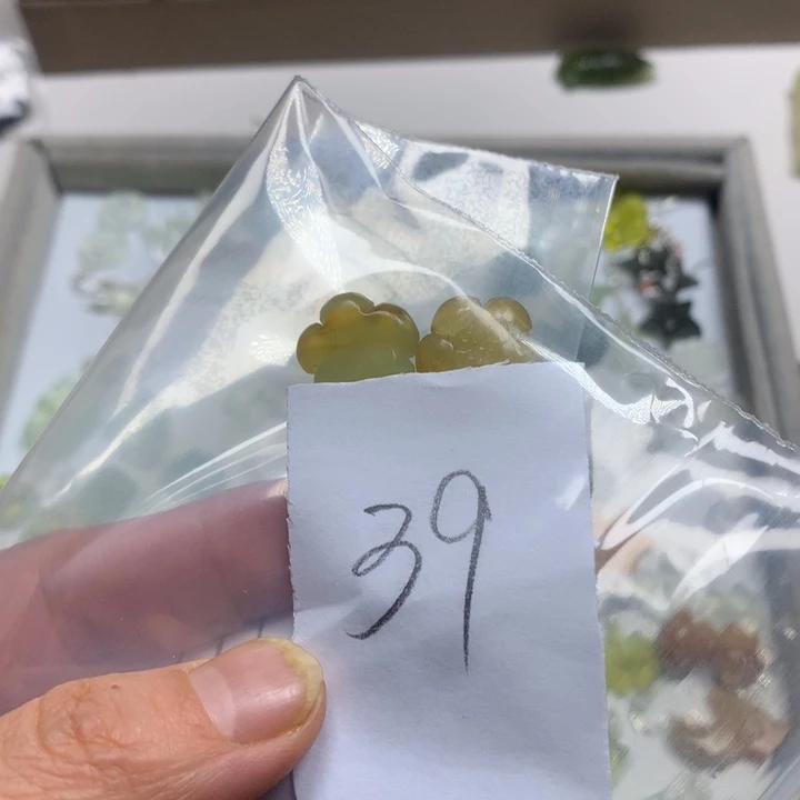 蛇纹石玉耳钉足银镀金镶嵌