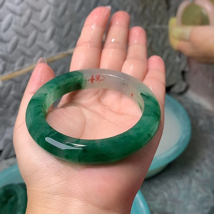 小***气未镶嵌手镯石英岩玉定制