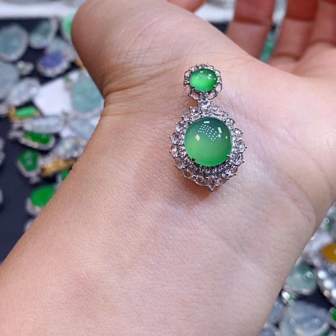 翡翠18K金镶嵌颈饰