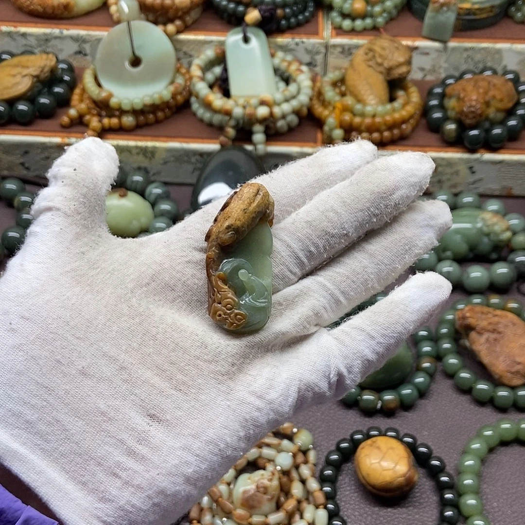 灵***护岫岩河磨玉（透闪石质玉）未镶嵌颈饰