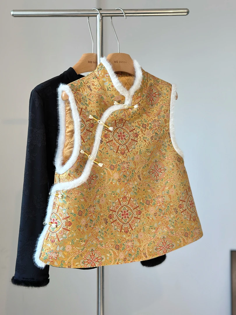 黄色减龄新中式国风宋锦提花毛毛马甲女秋冬夹棉外穿斜襟盘扣背心