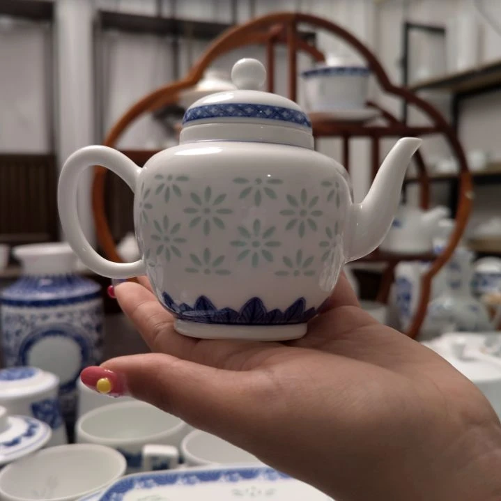 青花瓷手绘听雨茶壶一个