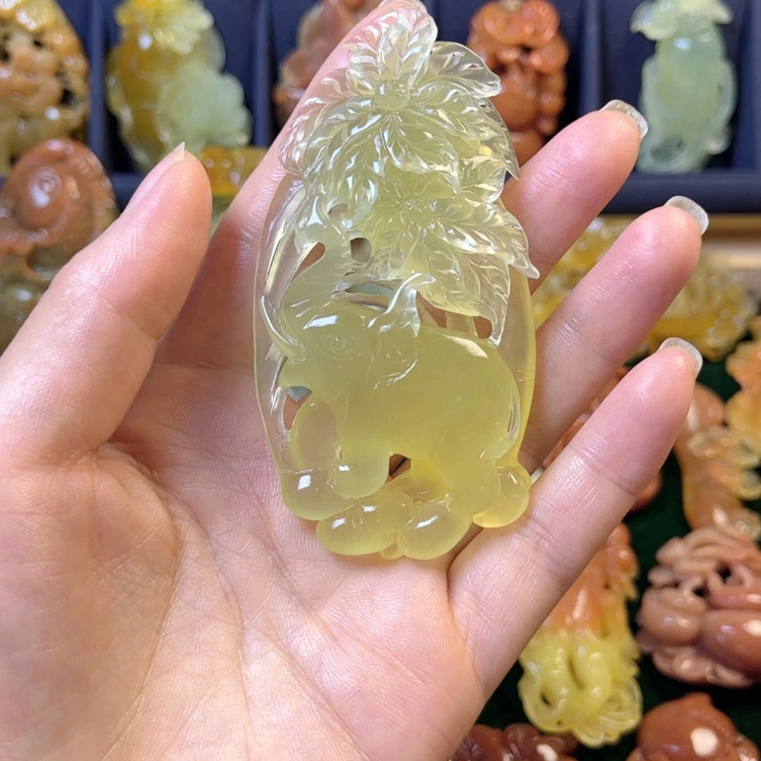 郑***贵蛇纹石玉未镶嵌颈饰