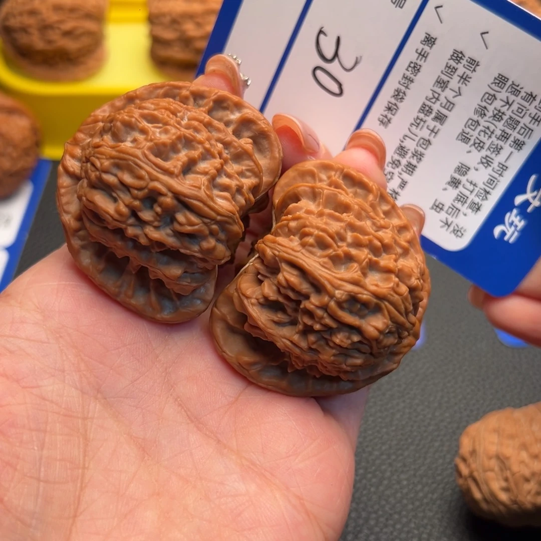 良***文玩核桃吊坠30三角白