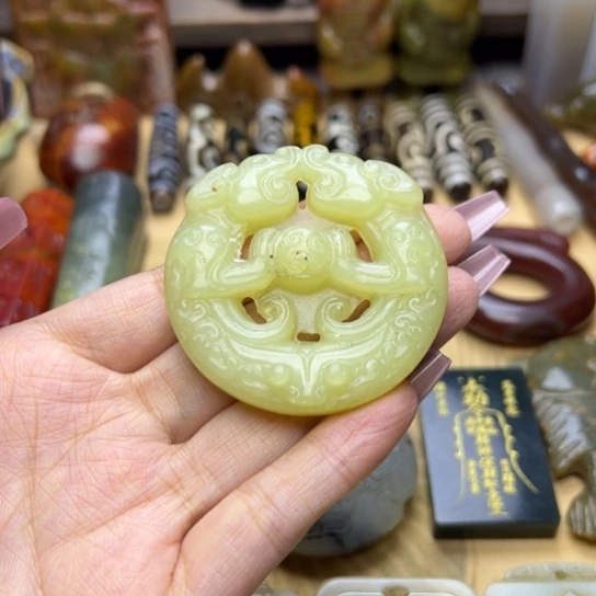 蛇纹石玉未镶嵌颈饰