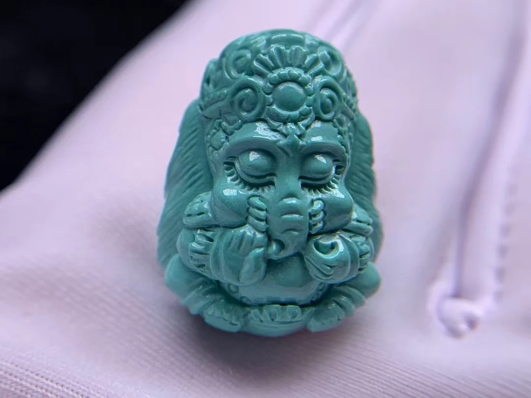 原矿绿松石象宝宝。尺寸22×17×12，重6.3克，