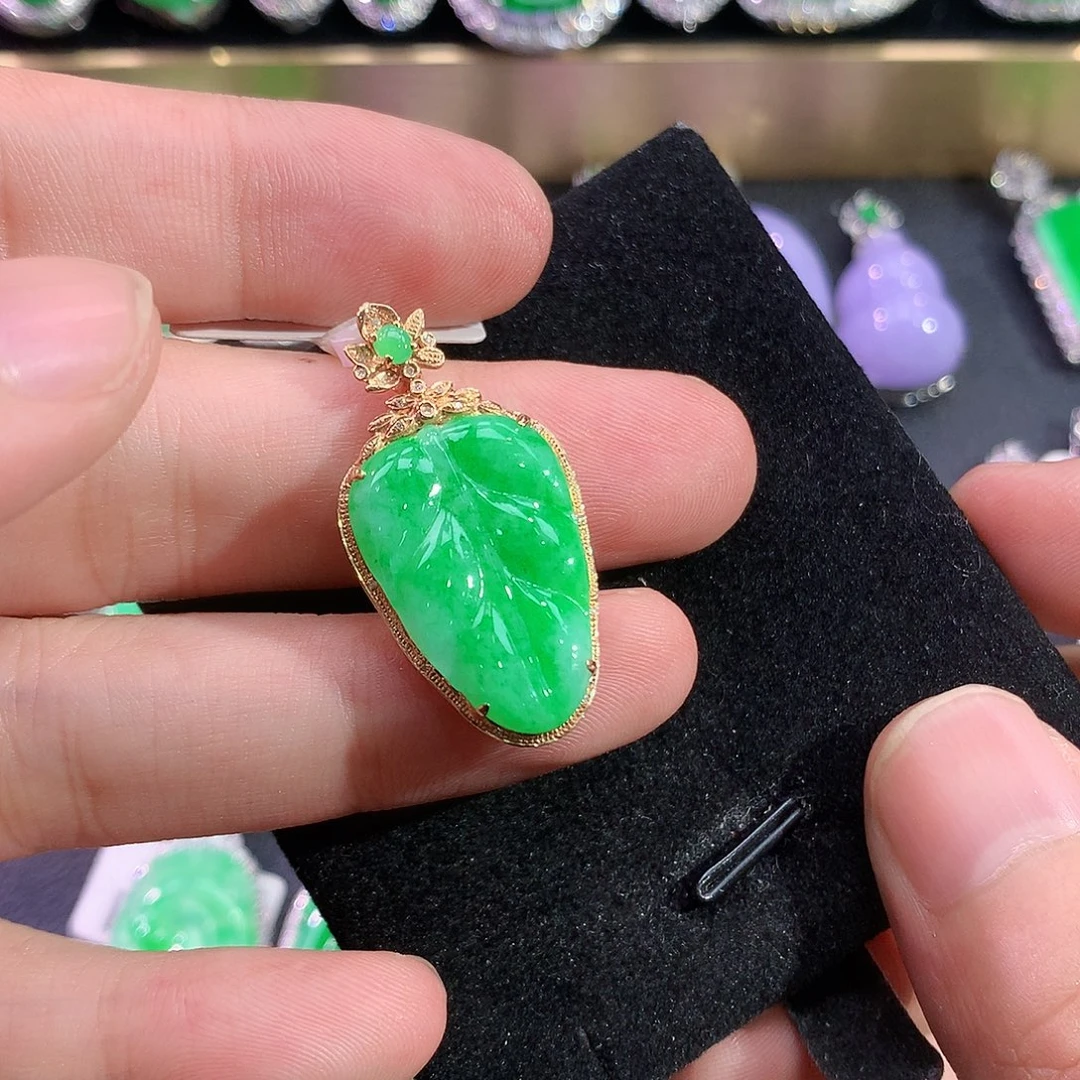 翡翠18K金镶嵌颈饰