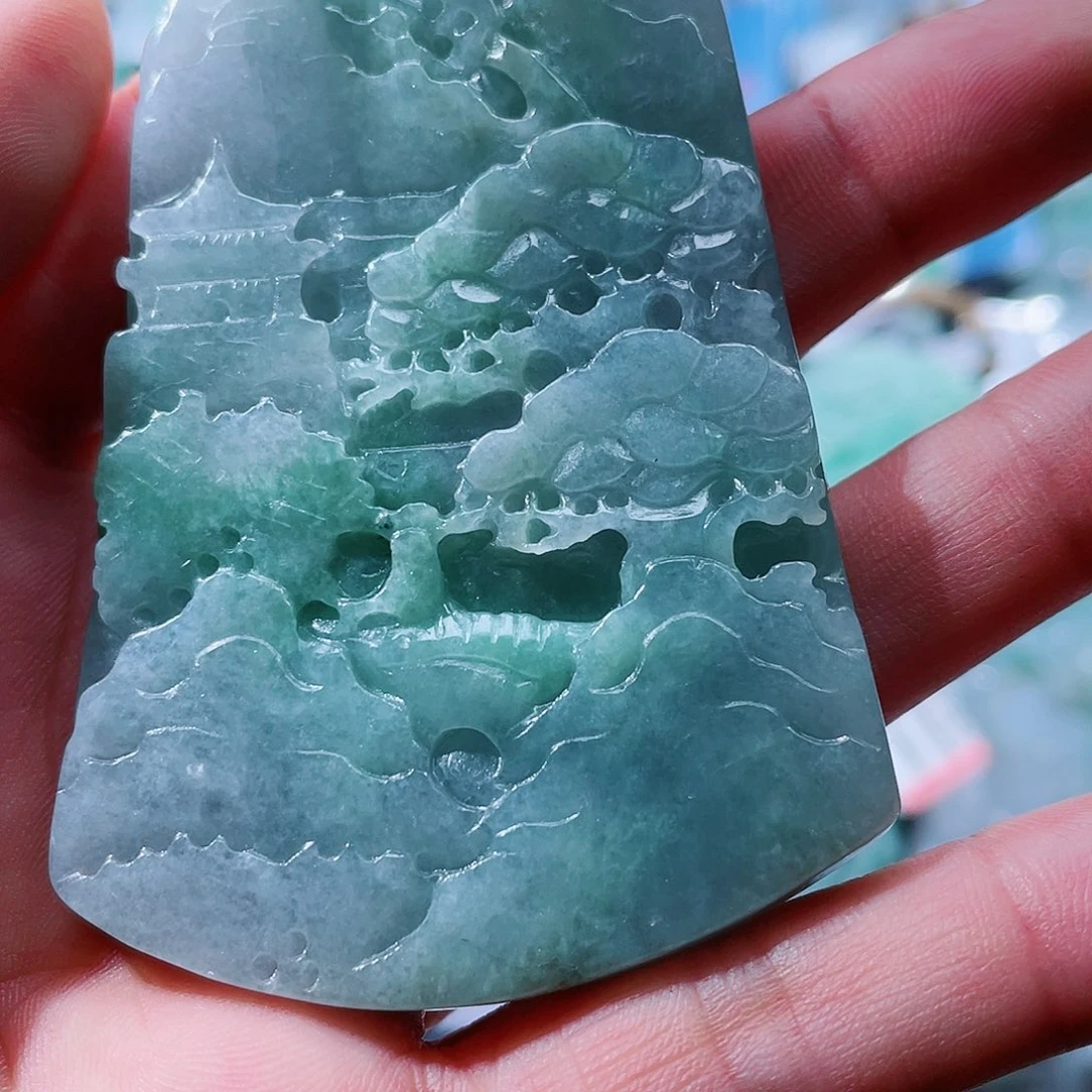 翡翠未镶嵌颈饰一个