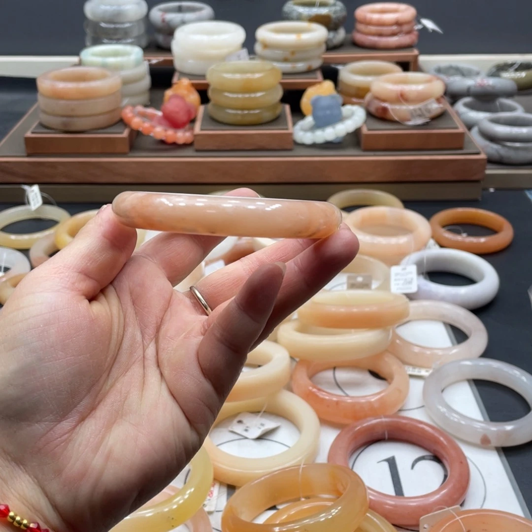 小***包石英质玉手镯未镶嵌