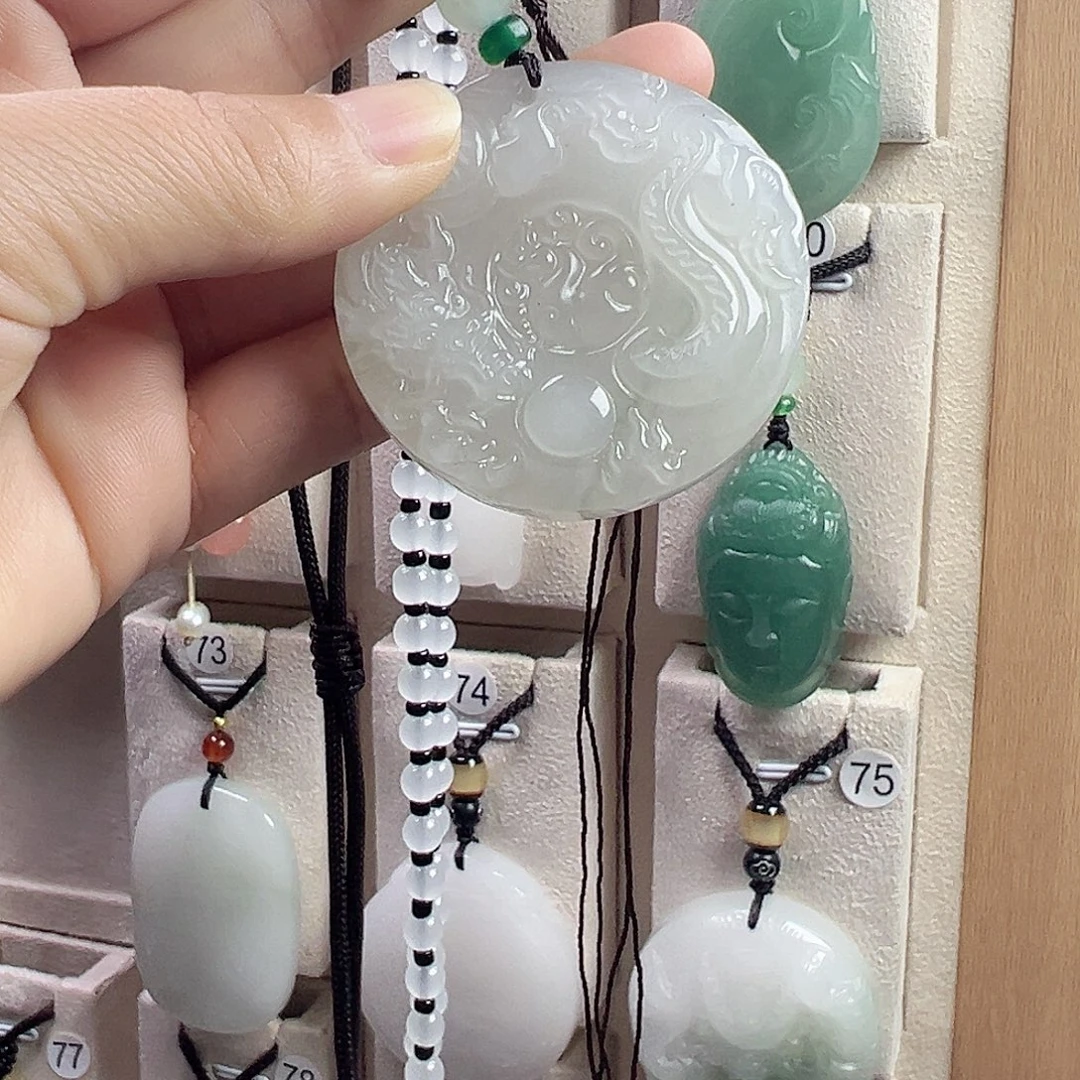石英质玉未镶嵌颈饰