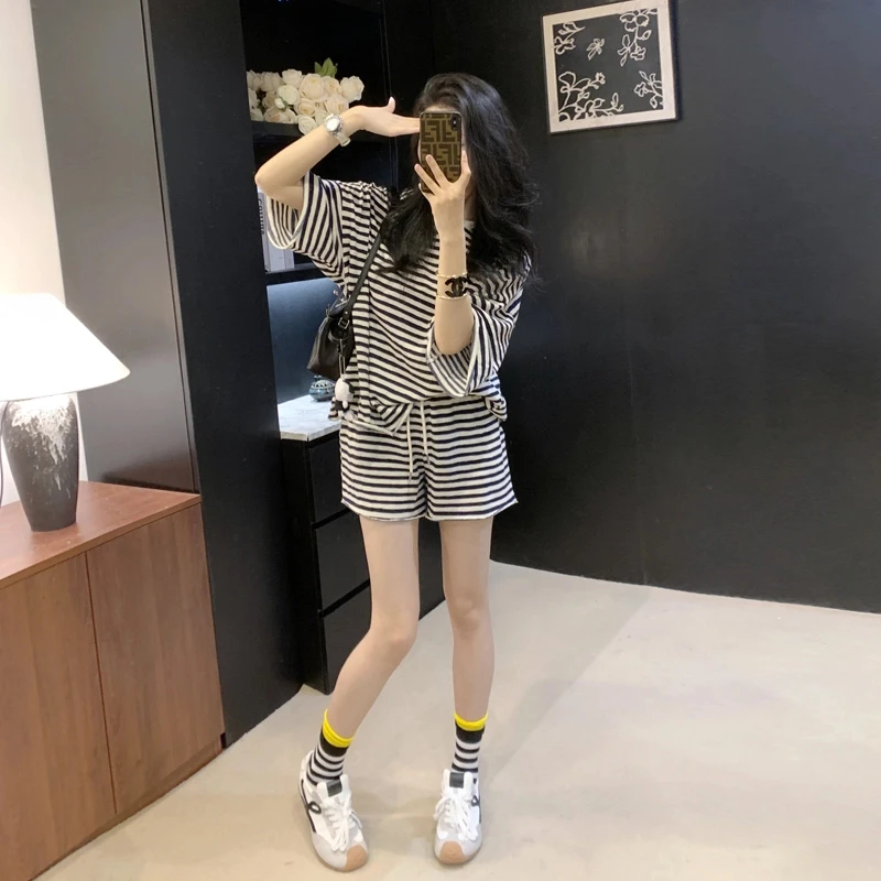 网红洋气条纹休闲运动套装女夏季韩系减龄撞色显瘦短袖上衣短裤潮
