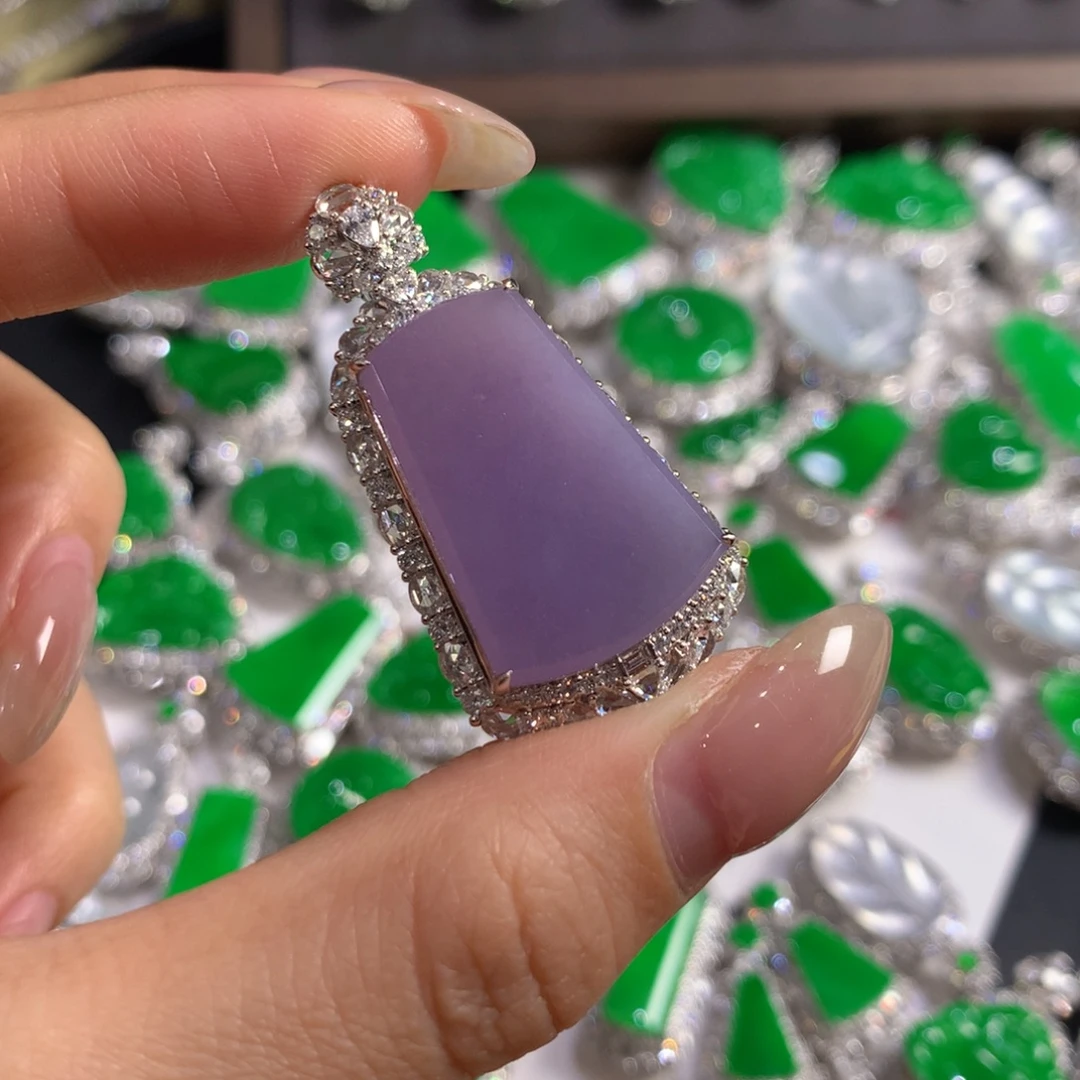 翡翠18K金镶嵌颈饰无事牌