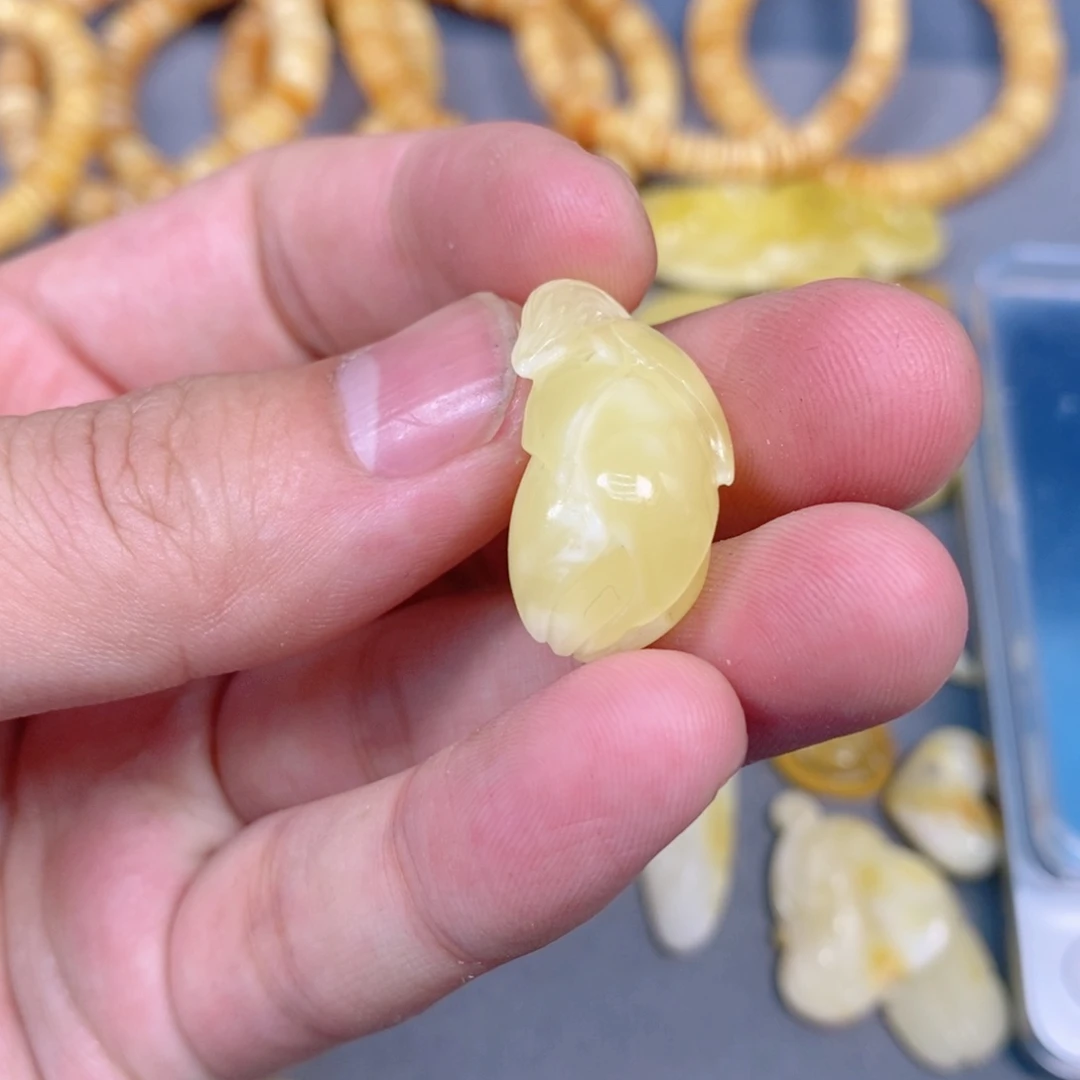 未镶嵌琥珀珠宝奇石