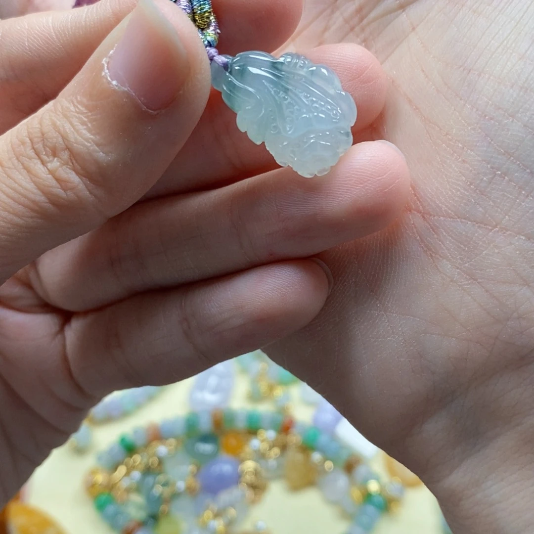 翡翠未镶嵌颈饰闪