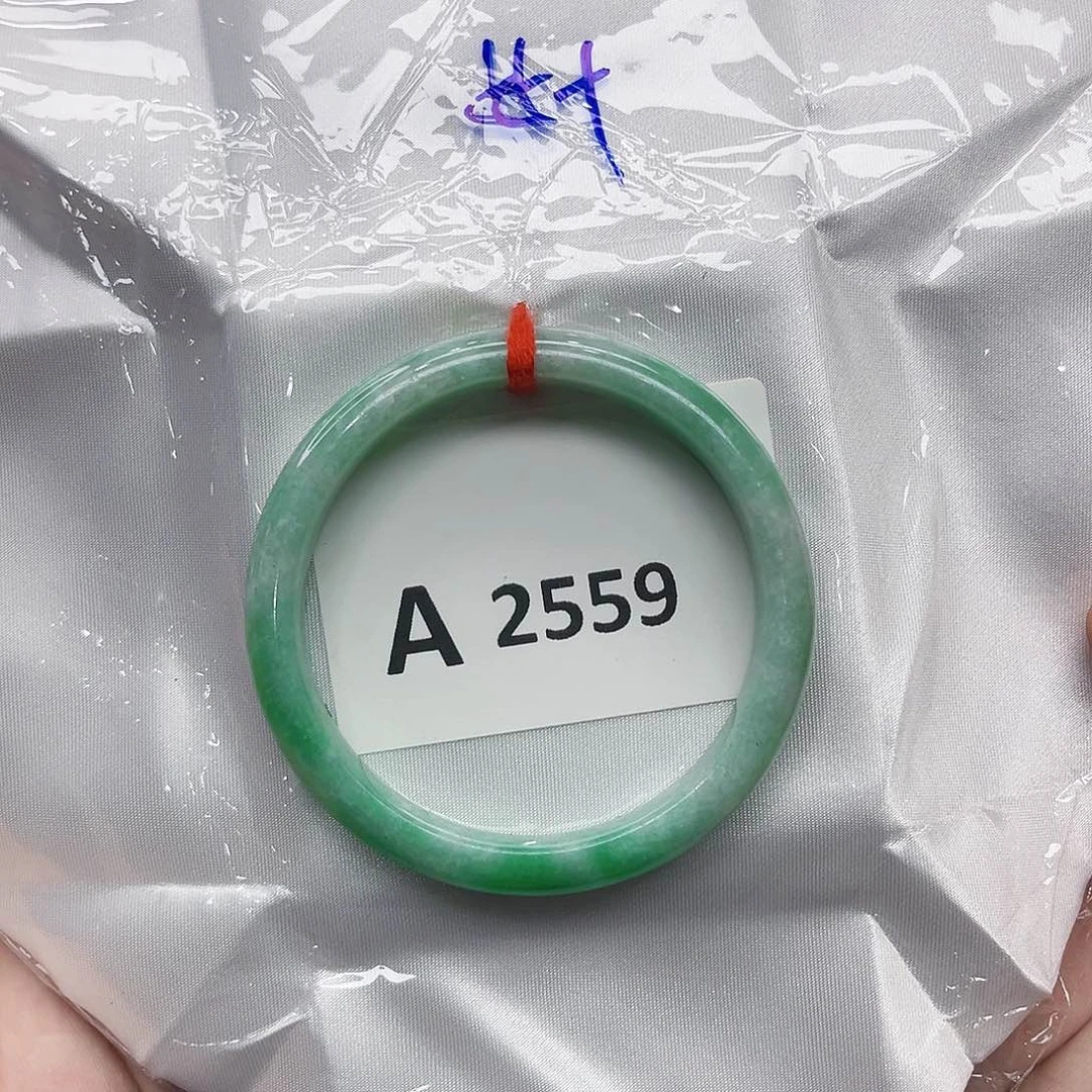 翡翠手镯未镶嵌多样性