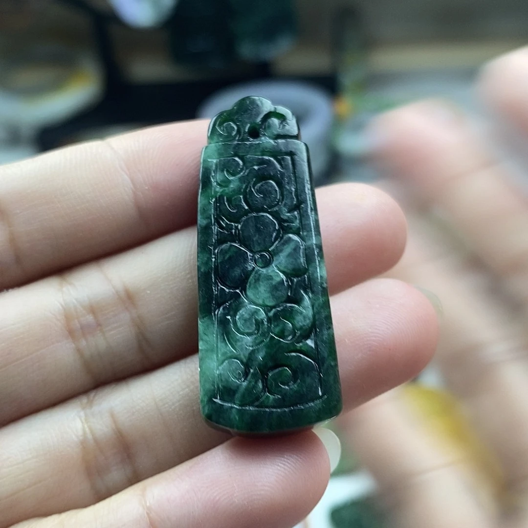 翡翠未镶嵌颈饰牌子