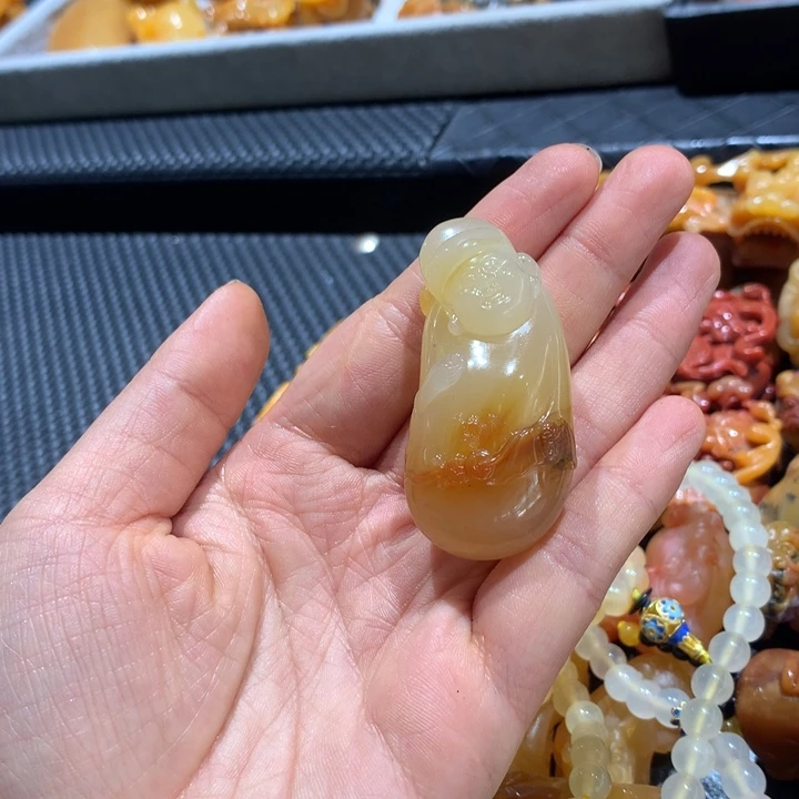 未镶嵌石英质玉（黄龙玉）颈饰