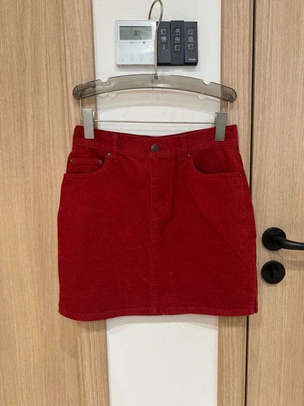 主播推荐 小众设计师款 红色复古灯芯绒短裙
