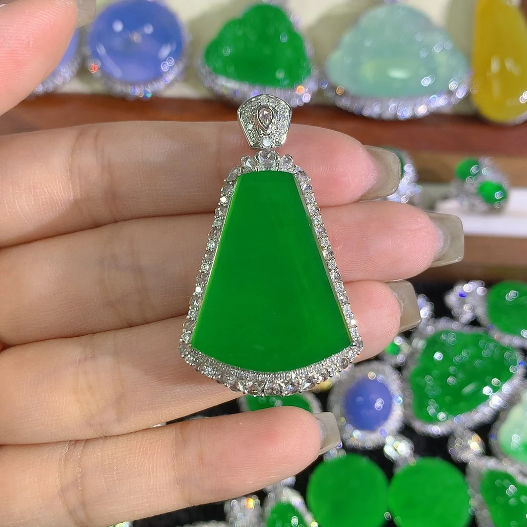 颈饰18K金镶嵌翡翠无事牌