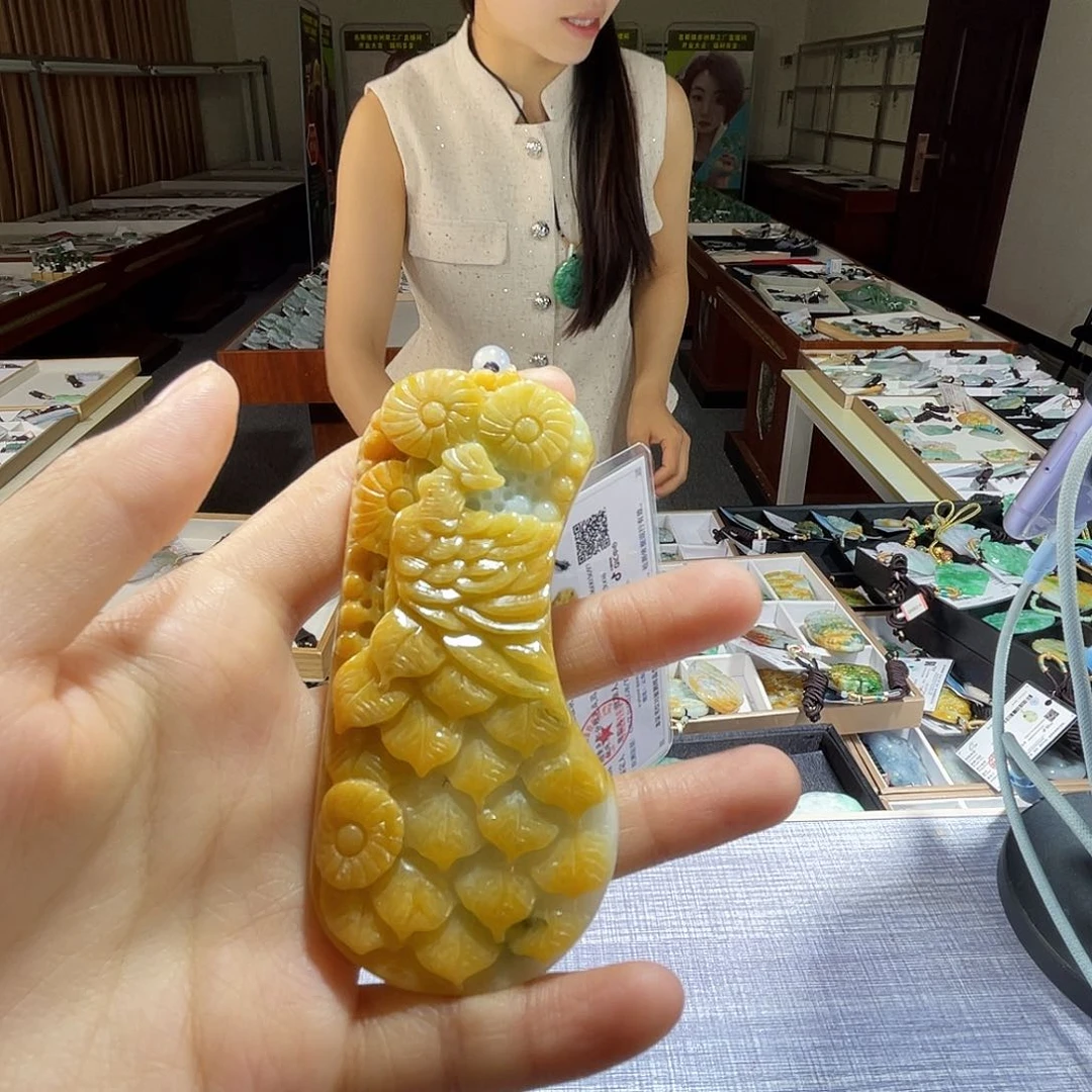翡翠未镶嵌颈饰一