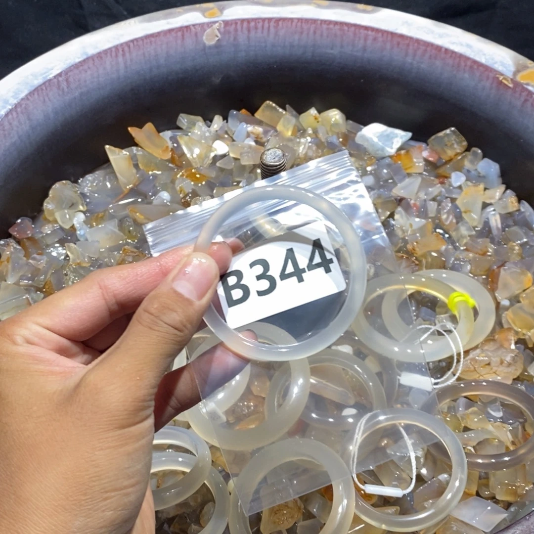 半***所玛瑙/玉髓未镶嵌手镯