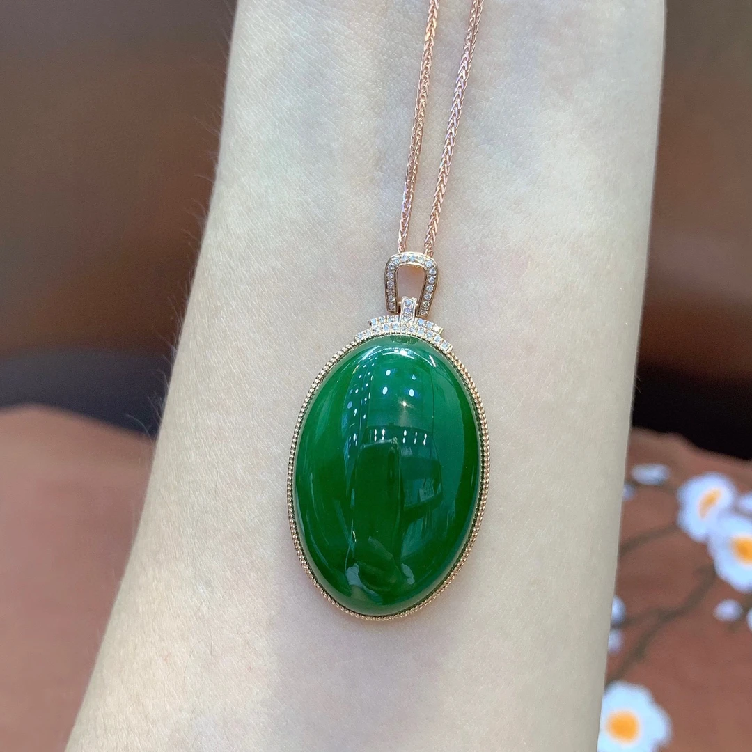 18K金镶嵌和田碧玉菠菜绿满绿无事牌吊坠，伴镶真钻