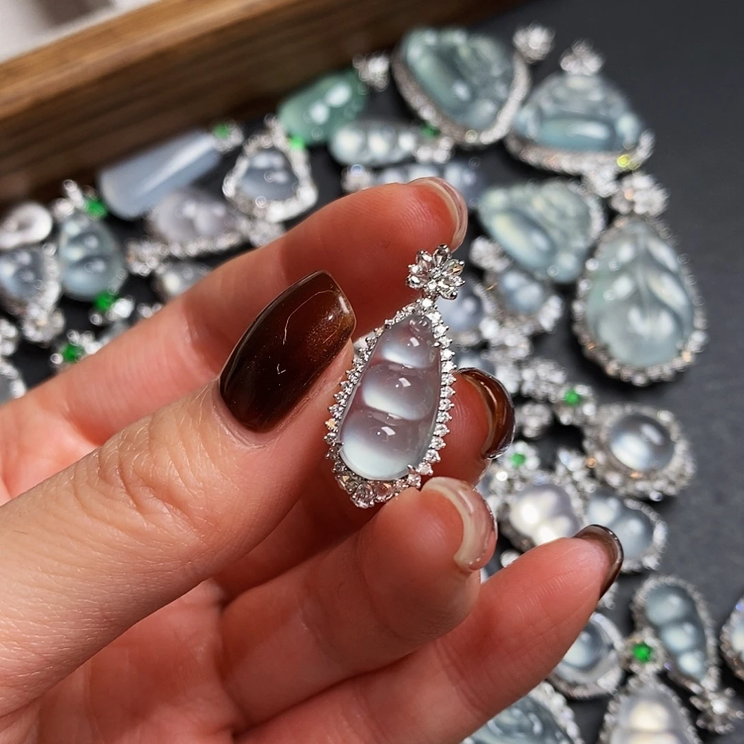 翡翠18K金镶嵌吊坠(赠链)天然缅甸翡翠吊坠福豆