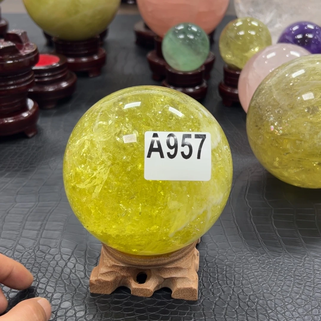 美***心石材天然黄水晶球12.1