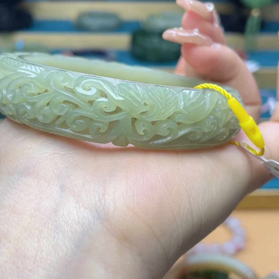 和田玉手镯66圈口。编号72未镶嵌才*