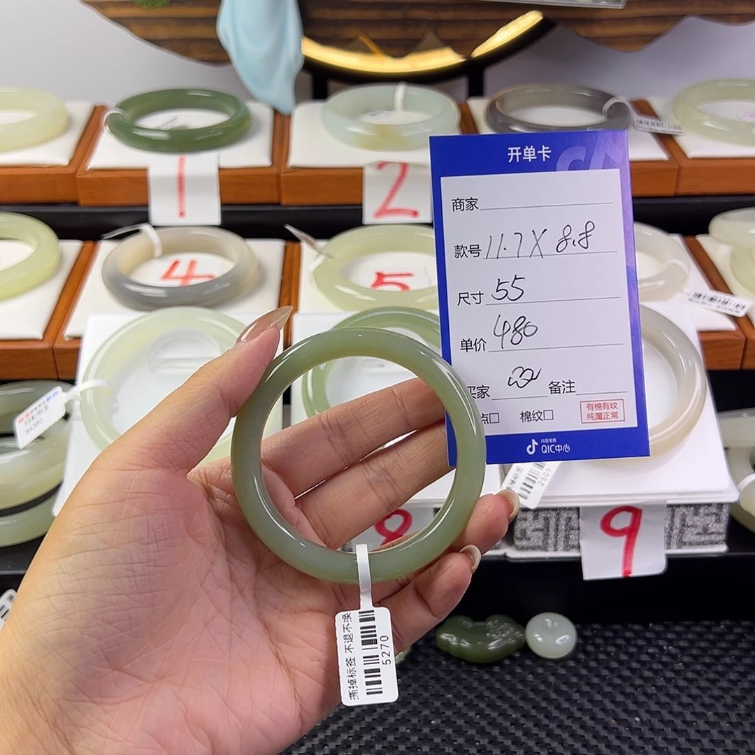 和田玉手镯未镶嵌?