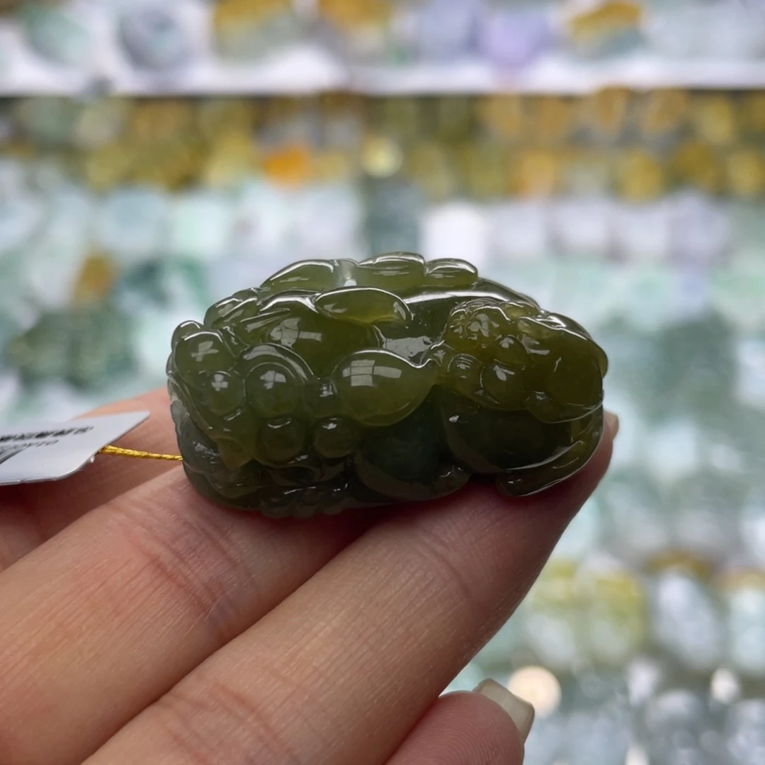 翡翠未镶嵌颈饰貔貅