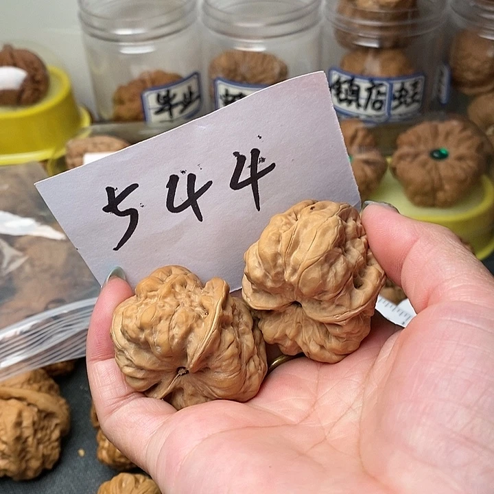 语***秋蛤蟆洞等景名胜区内